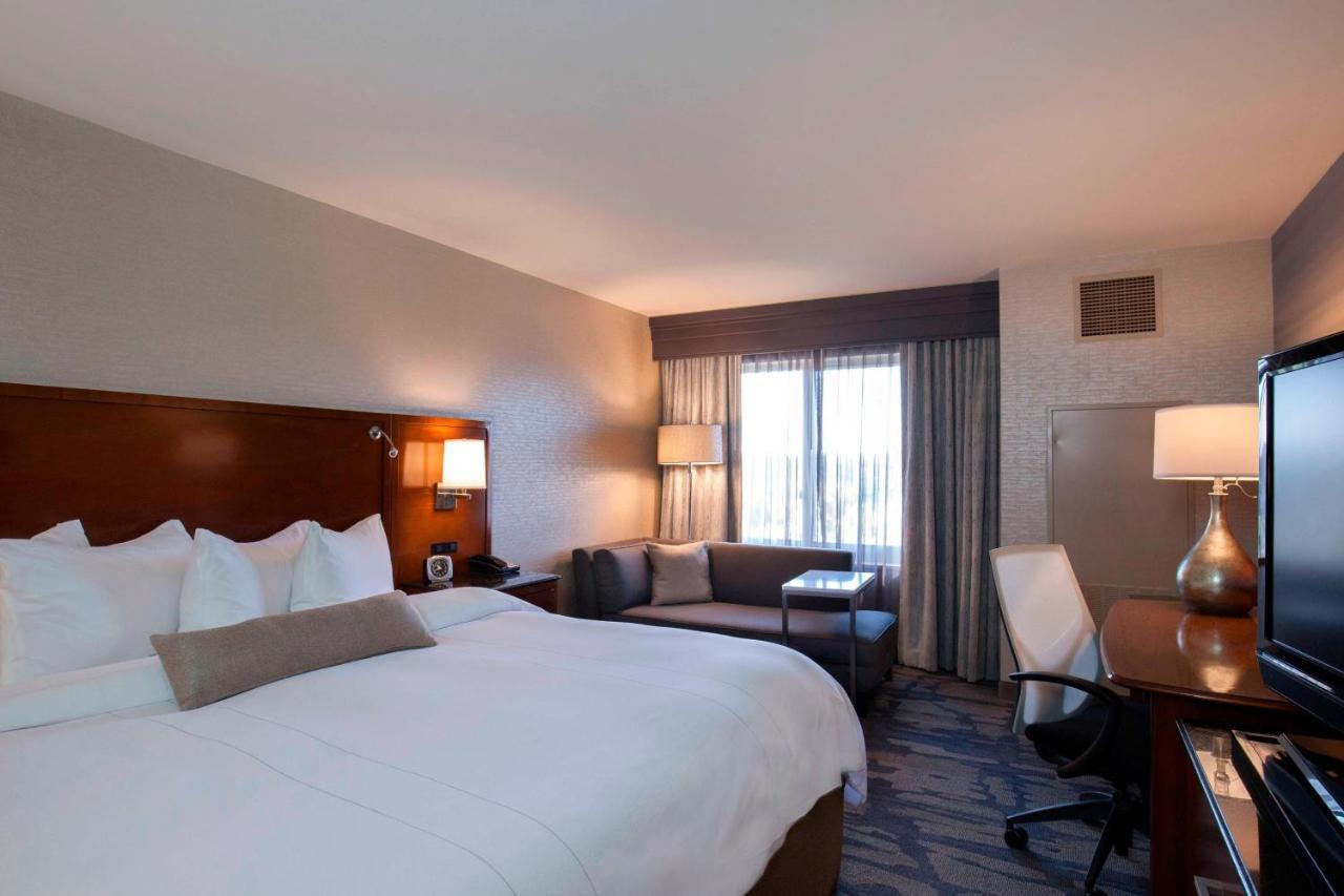 Rochester Airport Marriott Exterior foto