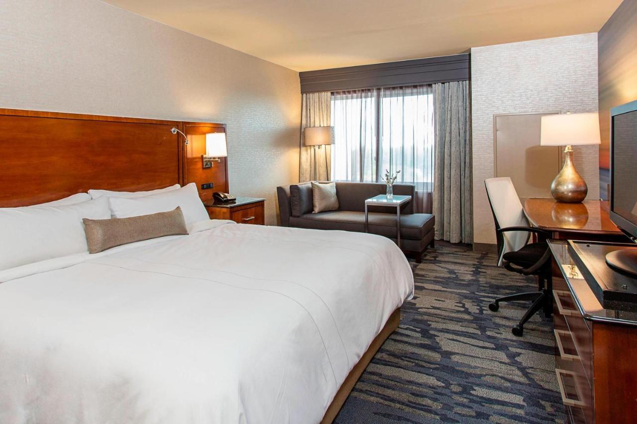 Rochester Airport Marriott Exterior foto